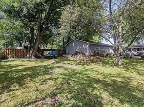 1325 Cardinal Ln in Howard, WI - Foto de edificio - Building Photo