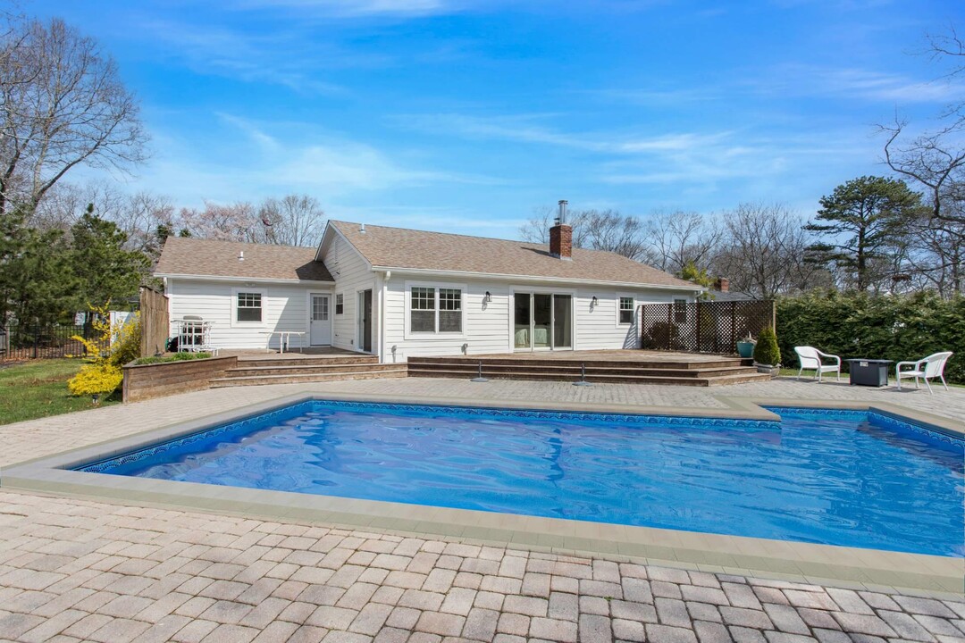 15 Birchwood Ln in East Quogue, NY - Building Photo