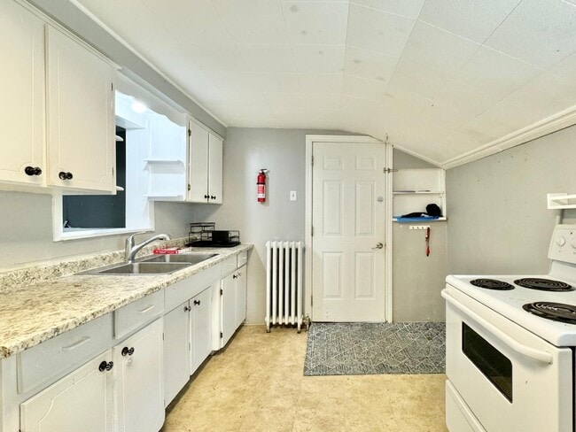 6 Chestnut St E in St Catharines, ON - Building Photo - Building Photo