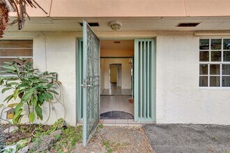 5551 SW 57th St in Davie, FL - Foto de edificio - Building Photo