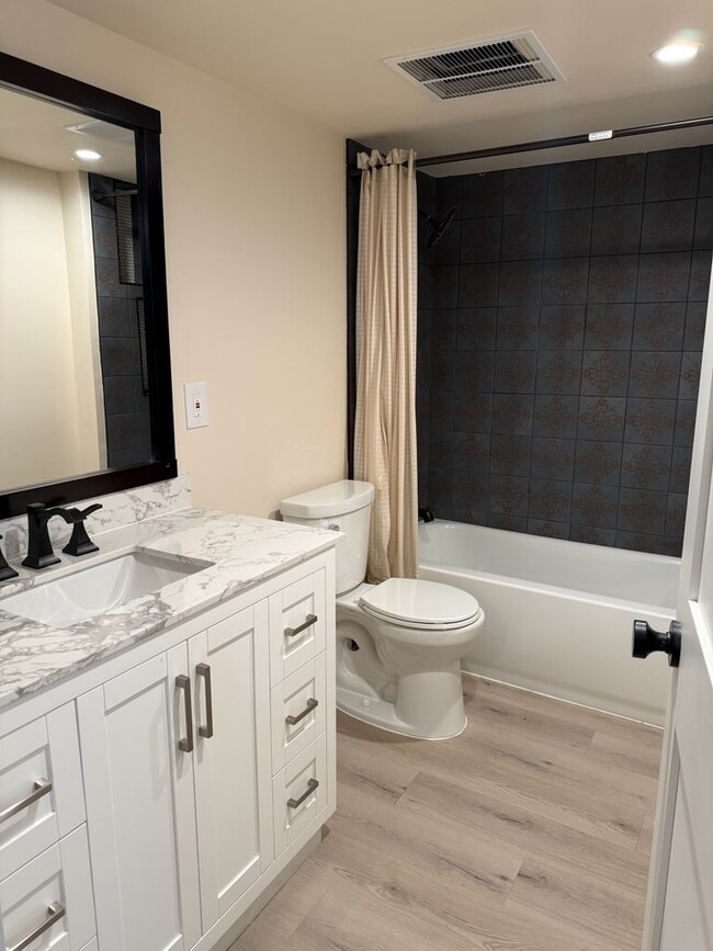 2767 E Yesler Way, Unit BASEMENT in Seattle, WA - Foto de edificio - Building Photo