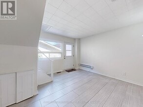 12 Wesleyan St in Halton Hills, ON - Building Photo - Building Photo