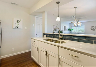 2110 Oak Motte Ln in Austin, TX - Foto de edificio - Building Photo