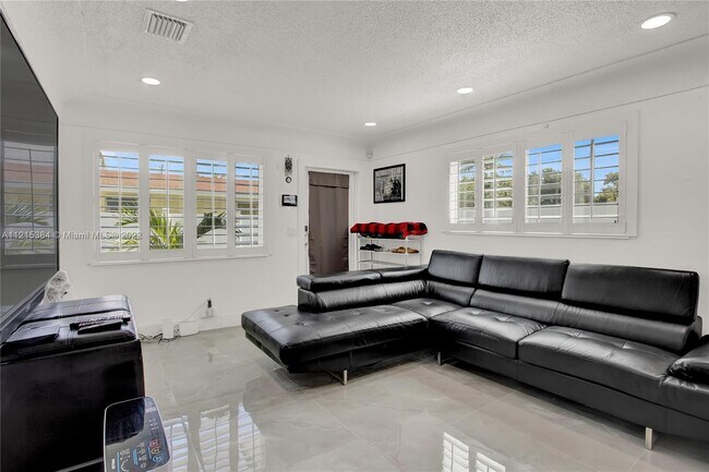 608 NW 4th Ave-Unit -1-2 in Hallandale Beach, FL - Building Photo - Building Photo