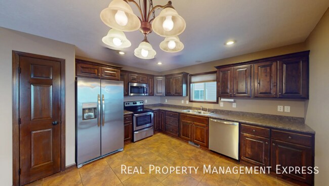 Modern 4 Bedroom 2 Bathroom Twin-Home in Tea in Tea, SD - Foto de edificio - Building Photo