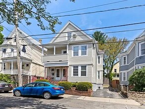 17 Cypress St, Unit #1 in Somerville, MA - Foto de edificio - Building Photo