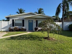 608 SW 8th Ct in Delray Beach, FL - Building Photo