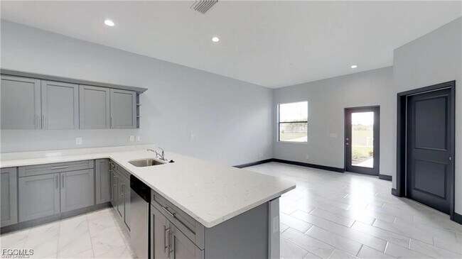 1313 NE 8th Pl in Cape Coral, FL - Building Photo - Building Photo