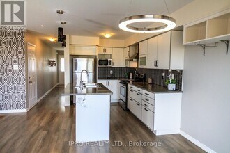 8309 Tulip Tree Dr in Niagara Falls, ON - Building Photo - Building Photo