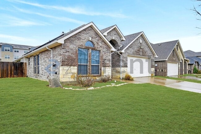 1301 Raleigh Path in Denton, TX - Foto de edificio - Building Photo