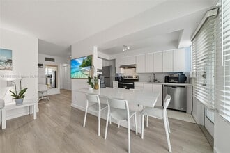 1340 Lincoln Rd in Miami Beach, FL - Building Photo - Building Photo