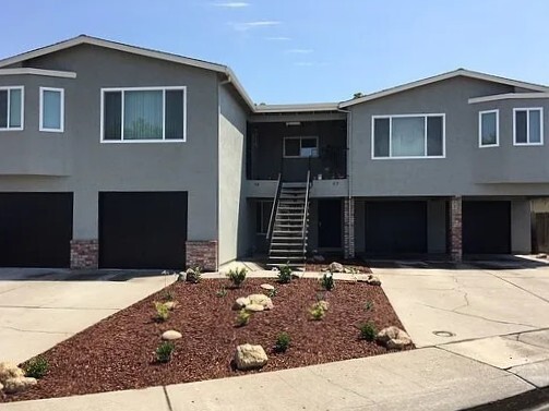 1352 McNary Cir, Unit 2 in Manteca, CA - Foto de edificio