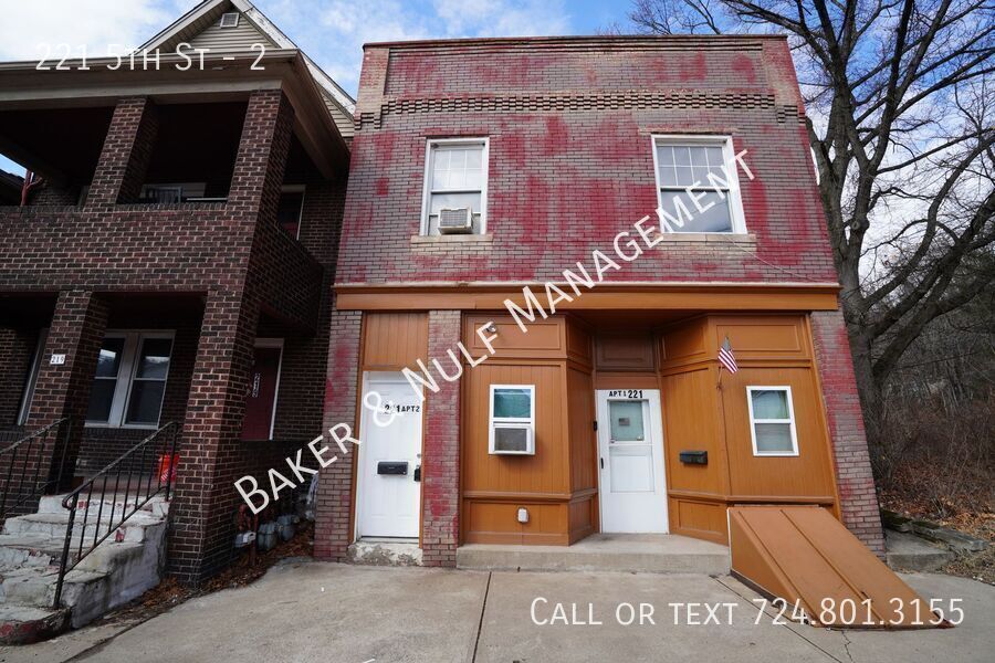 221 5th St in Wilmerding, PA - Building Photo