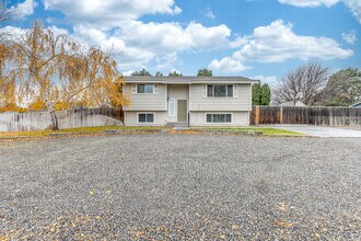 905 W 33rd Ave in Kennewick, WA - Foto de edificio - Building Photo
