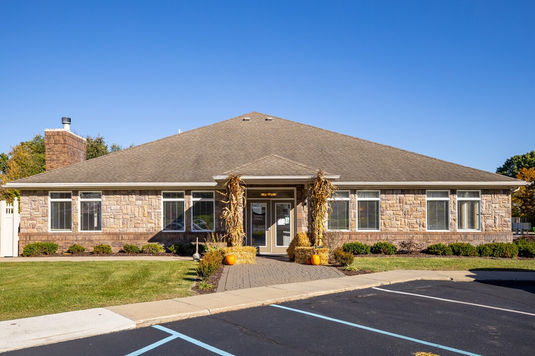 Mallard Pond Apartments & Condos in Howell, MI - Building Photo