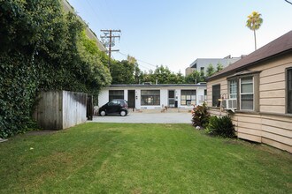 651 Huntley Dr in West Hollywood, CA - Building Photo - Building Photo