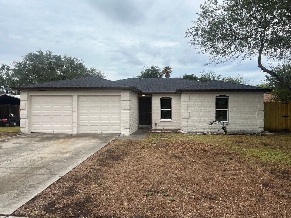 2838 Blue Grass Dr in Corpus Christi, TX - Building Photo