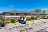 Maple Court Apartments in Oshkosh, WI - Foto de edificio - Building Photo