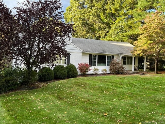129 Buttonball Rd in Orange, CT - Building Photo - Building Photo
