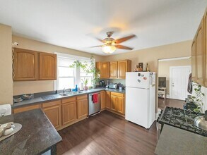 24 Annafran St, Unit 2 in Roslindale, MA - Foto de edificio - Building Photo