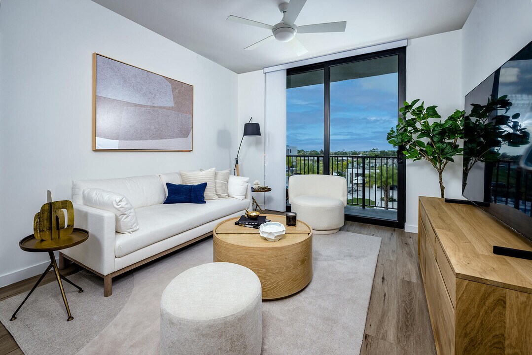 2000 Stirling Rd in Hollywood, FL - Building Photo