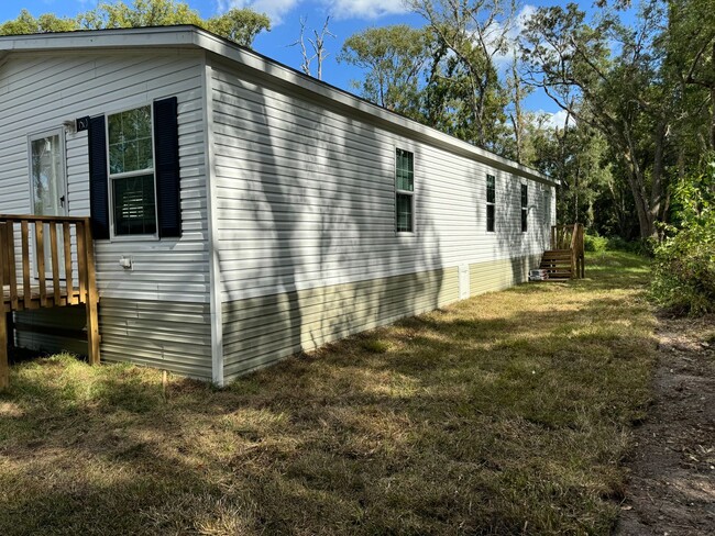 150 Washington Ave in Masaryktown, FL - Foto de edificio - Building Photo