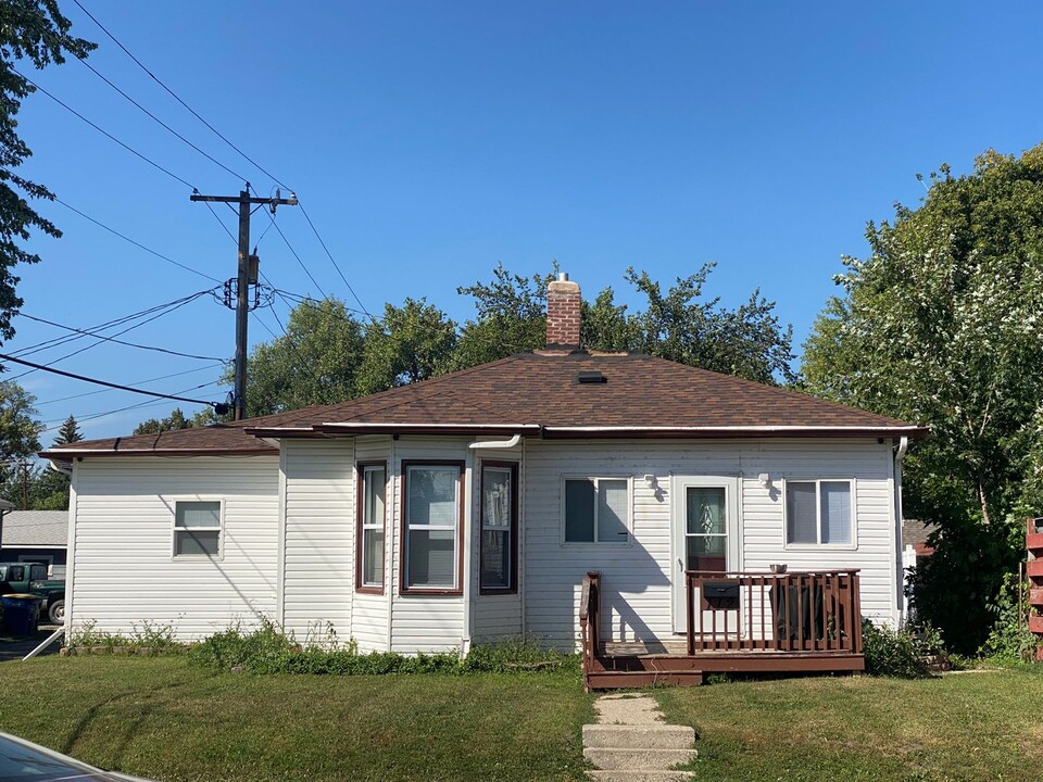 112 7th St NW in Jamestown, ND - Building Photo