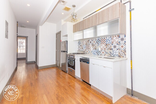 249 Powers St, Unit 4M in Brooklyn, NY - Building Photo - Building Photo