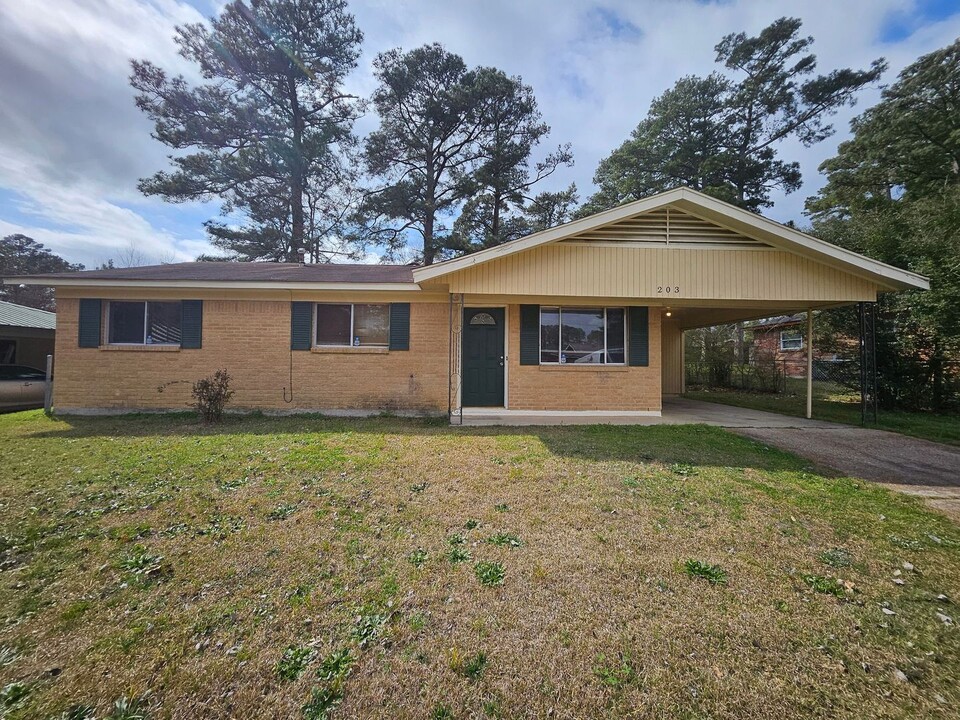 203 Ivy St in New Llano, LA - Building Photo