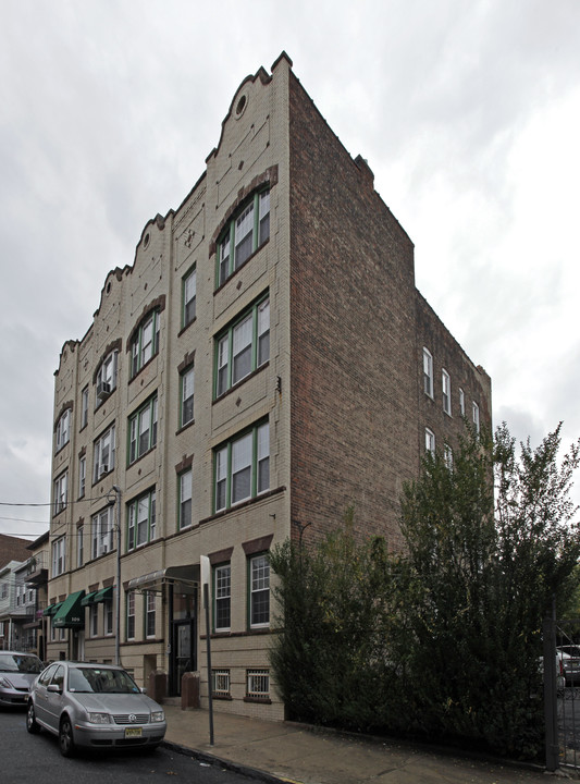 111 Stuyvesant Ave in Jersey City, NJ - Building Photo