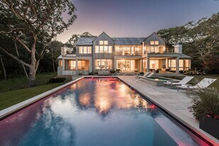 60 Woodland Dr in Sag Harbor, NY - Building Photo