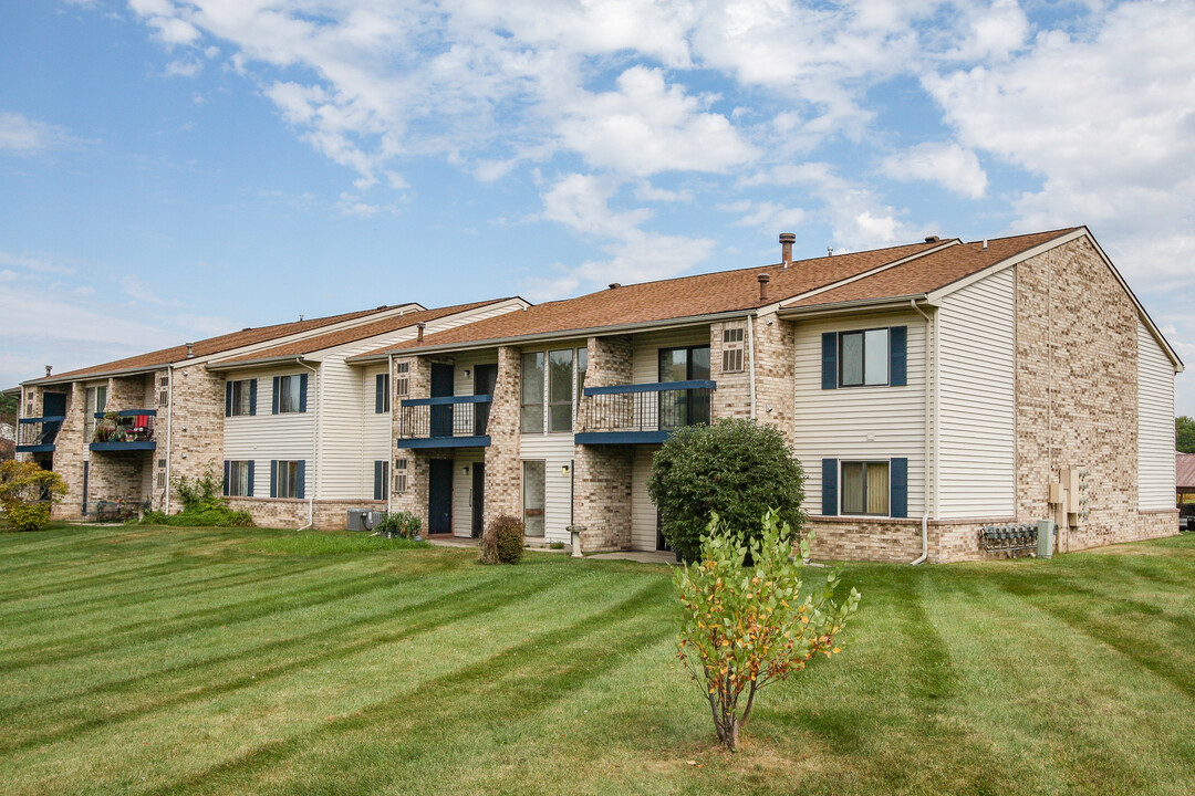 Benson Hills Apartments & Townhomes in Haslett, MI - Building Photo