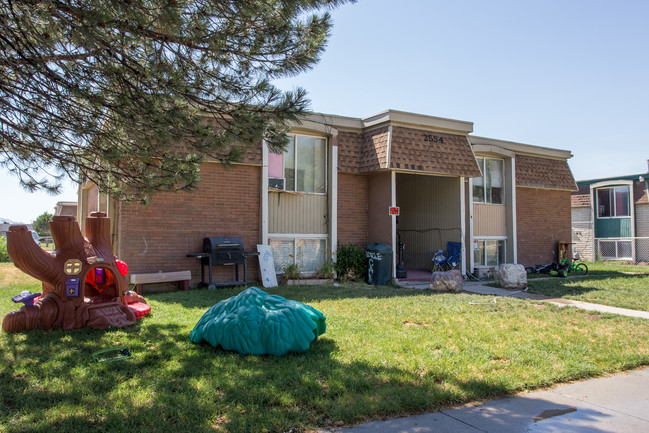 2554 S Lake Park Cir in West Valley, UT - Building Photo - Building Photo