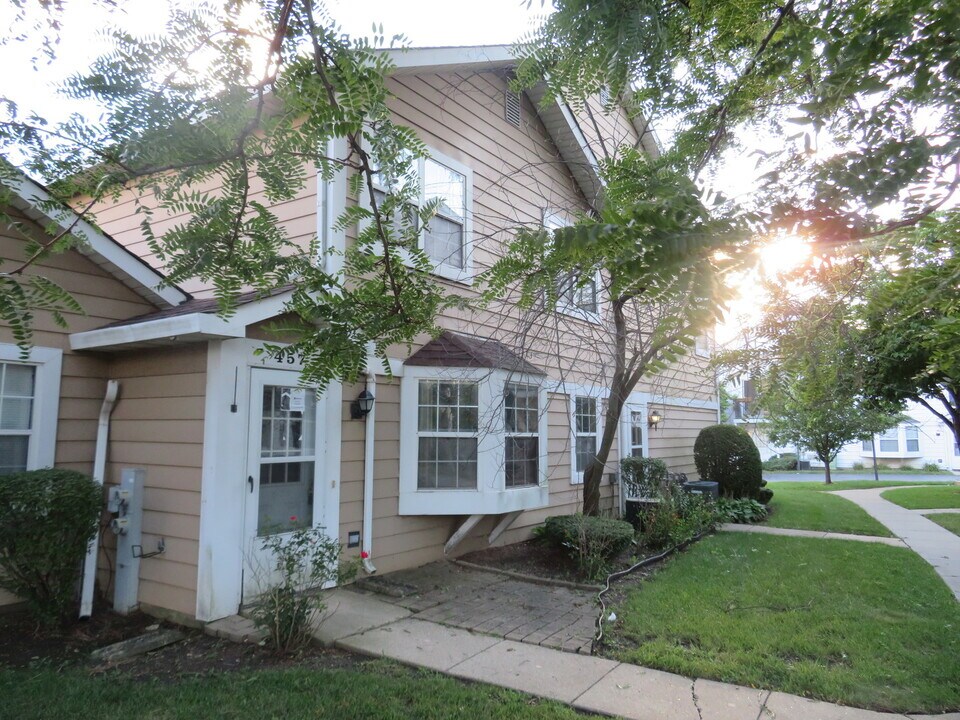 457 N Cambridge Dr in Palatine, IL - Building Photo