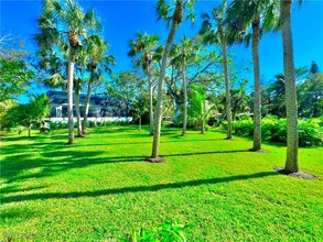 27287 Tennessee St in Bonita Springs, FL - Foto de edificio - Building Photo