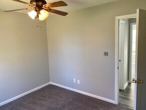 1493 Sanner Drive in Greenwood, IN - Foto de edificio - Building Photo