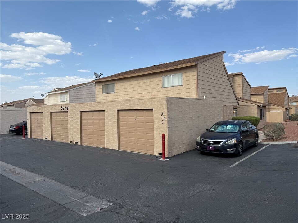 5246 Golden Ln in Las Vegas, NV - Building Photo