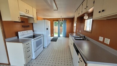 63647-63649 Andrews Rd in Coos Bay, OR - Building Photo - Building Photo