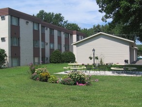 Golfview Crossing Apartments in Winona, MN - Building Photo - Building Photo