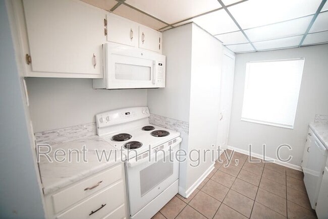 property at 2325 W Pensacola St