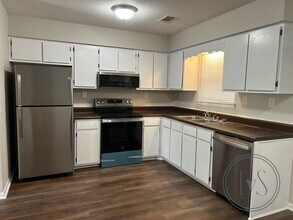 993 White Cir in Hinesville, GA - Building Photo - Building Photo