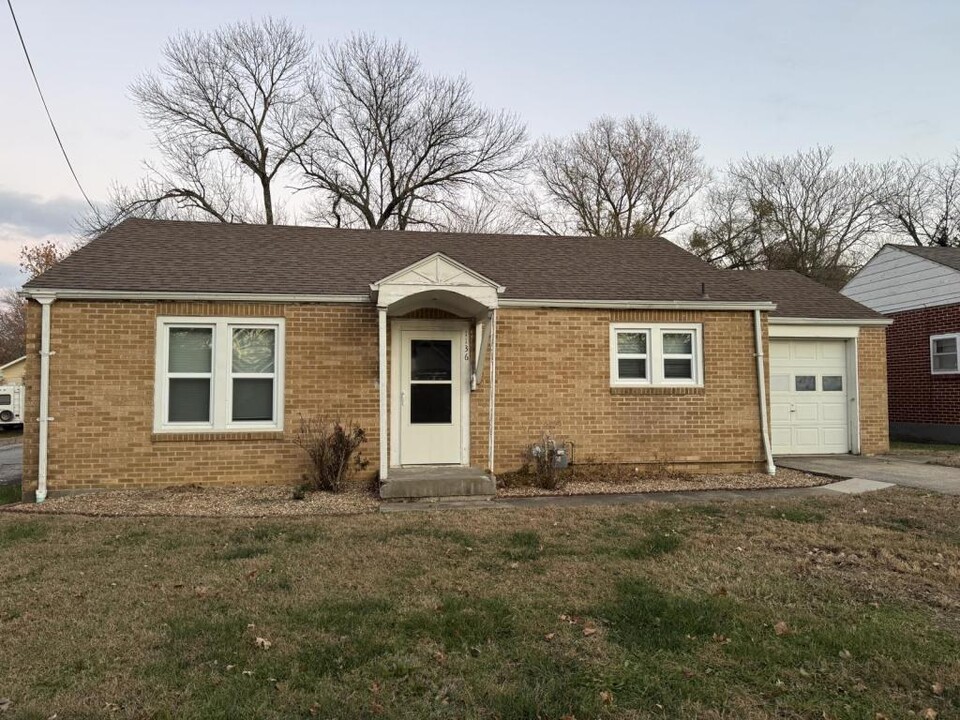 1136 S Cedar St in Nevada, MO - Building Photo