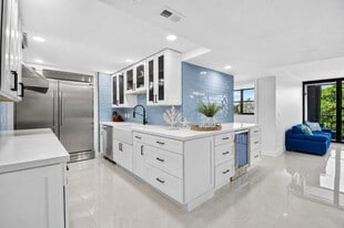 5600 N Flagler Dr in West Palm Beach, FL - Building Photo