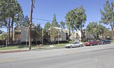 Villa Topanga in Canoga Park, CA - Foto de edificio - Building Photo