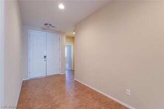 10119 Amana Oaks Ave in Las Vegas, NV - Building Photo - Building Photo