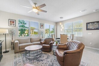 4062 Hot Springs Ave in Palm Springs, FL - Foto de edificio - Building Photo