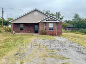 713 N Main St in Sapulpa, OK - Building Photo