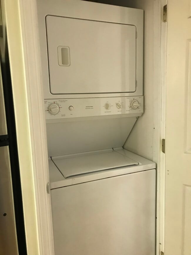 379 1st Ave, Unit 6 in New York, NY - Foto de edificio - Building Photo