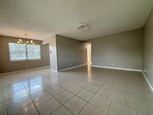 118 Andover E in West Palm Beach, FL - Building Photo - Building Photo