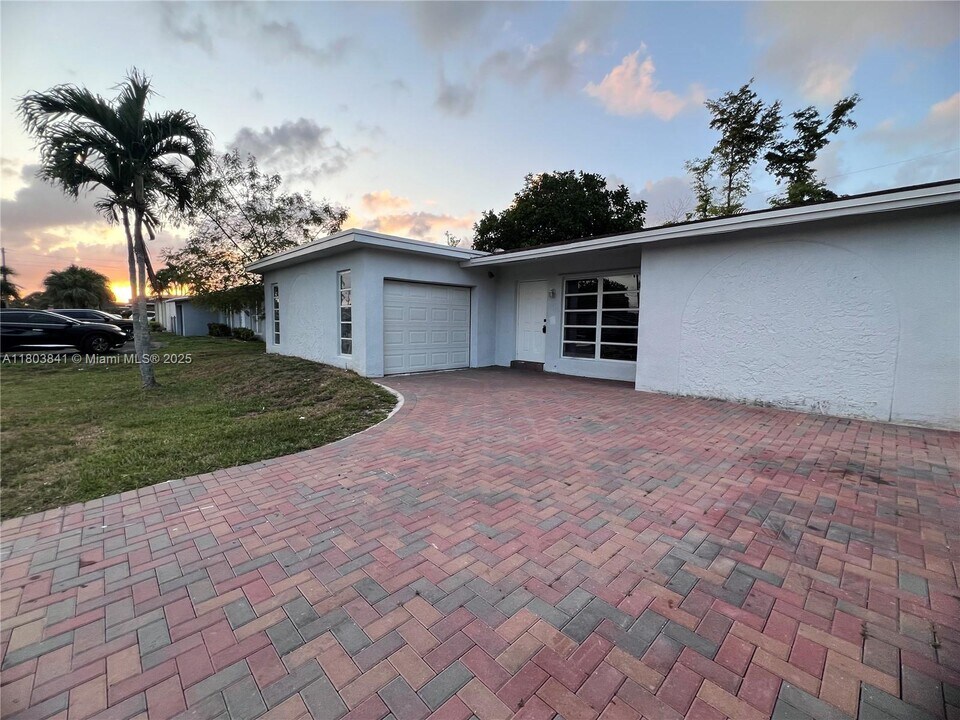 11431 NW 35th St in Sunrise, FL - Building Photo